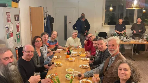 menschen an einem tisch